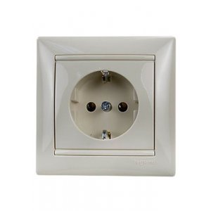 774323, розетка одинарная с заземлением в сборе слоновая кость 16А