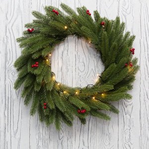 Еловый венок с ягодами и гирляндой Ø 45 см, теплое белое свечение, 20 LED, 2 х АА, литой