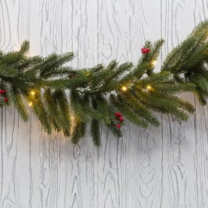 Еловый шлейф с ягодами и гирляндой 1.8 м, теплое белое свечение, 30 LED, 31 В, литой