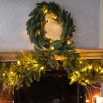 Еловый венок с ягодами и гирляндой Ø 45 см, теплое белое свечение, 20 LED, 2 х АА, литой