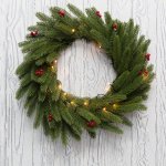 Еловый венок с ягодами и гирляндой Ø 45 см, теплое белое свечение, 20 LED, 2 х АА, литой